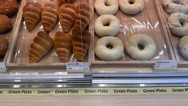 ‘그린 플레이트’에 해당하는 빵에는 진열대 주변에 그린 플레이트 표시가 되어 있다. 윤우열 기자 cloudancer@donga.com