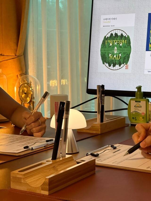 오프라인 필사 모임에 참여해 함께 필사하는 20대 여성. 필사 모임에 참여하는 이들은 대부분 여성이다. ‘인팩트’ 제공