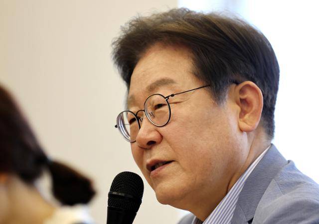 이재명 전 더불어민주당 대표가 18일 대구 북구 협동조합 소이랩에서 열린 K콘텐츠 기업 간담회에 참석해 발언하고 있다. 뉴스1