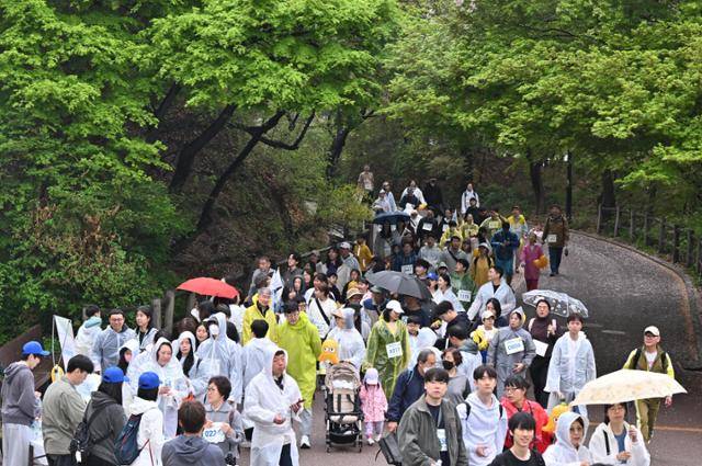 년 기념 넥슨과 함께하는 2025 푸르메워크 남산' 대회가 19일 서울 남산 백범광장에서 열렸다. 이날 행사에 참가한 장애인-비장애인이 함께 남산 둘레길을 걷고 있다. 홍인기 기자