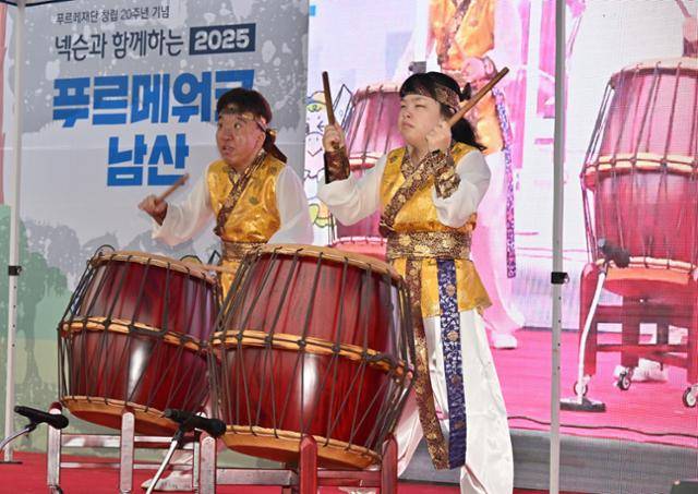 제490회 한국일보 거북이마라톤 '푸르메재단 창립 20주년 기념 넥슨과 함께하는 2025 푸르메워크 남산' 대회가 19일 서울 남산 백범광장에서 열렸다. 이날 시각장애아동청소년 난타팀 '울림소리'가 식전공연을 펼치고 있다. 홍인기 기자