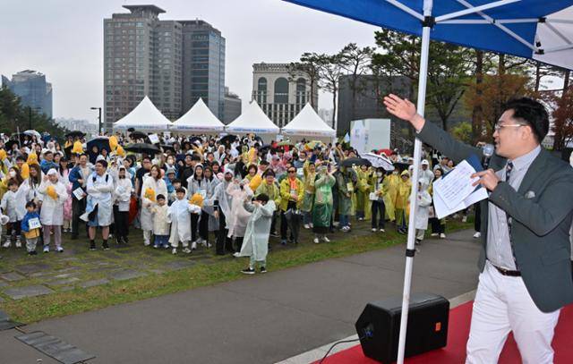 제490회 한국일보 거북이마라톤 '푸르메재단 창립 20주년 기념 넥슨과 함께하는 2025 푸르메워크 남산' 대회가 19일 서울 남산 백범광장에서 열렸다. 이날 참가자들이 장병표 사회자가 진행하는 퀴즈 문제를 풀고 있다. 홍인기 기자