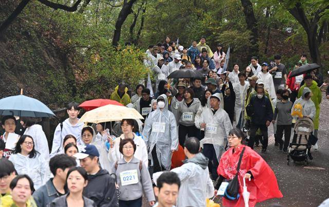 년 기념 넥슨과 함께하는 2025 푸르메워크 남산' 대회가 19일 서울 남산 백범광장에서 열렸다. 이날 행사에 참가한 장애인-비장애인이 함께 남산 둘레길을 걷고 있다. 홍인기 기자