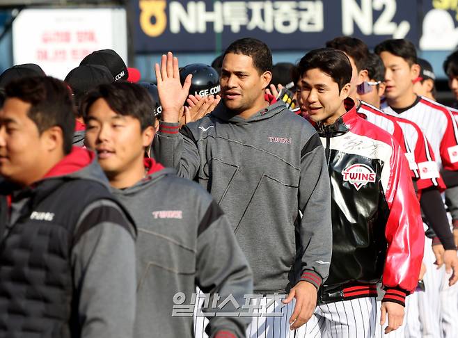 2025 KB0리그 프로야구 LG트윈스와 KIA타이거즈의 경기가 6일 오후 서울 잠실야구장에서 열렸다. 5대 1로 승리한 LG 선발 치리노스 등 선수들이 경기 종료 후 자축하고 있다. 잠실=김민규 기자 mgkim1@edaily.co.kr /2025.04.06/