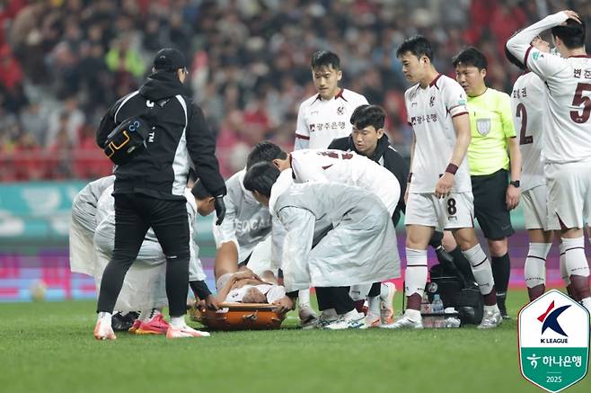 서울전에서 부상당한 광주 수비수 안영규. 사진=프로축구연맹