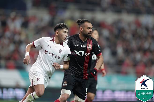 광주 헤이스(왼쪽)와 서울 야잔. 사진=프로축구연맹