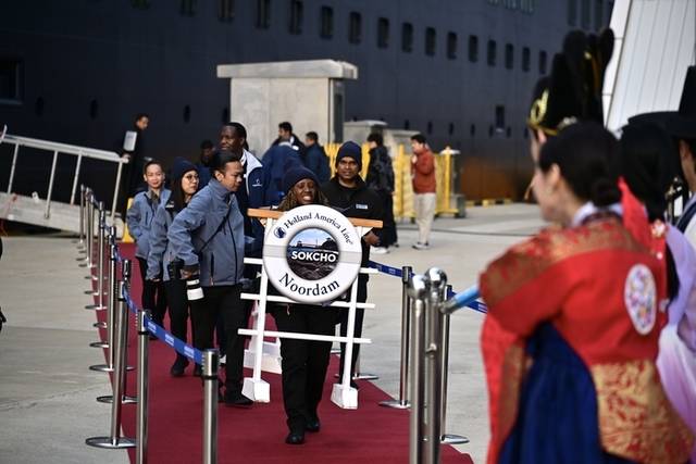 ▲ 19일 속초항에 입항한 노르담호에서 승객들이 하선하고 있다.