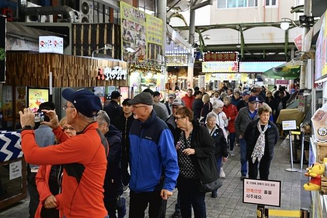 ▲ 19일 속초항에 입항한 노르담호의 승객들이 속초 관광수산시장을 둘러보고 있다.