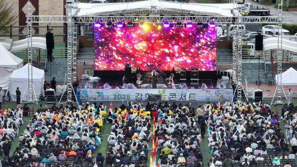 인천 강화군이 주관하는 ‘2025 강화 봄 콘서트’가 19일 강화군 강화공설운동장에서 3천여명의 주민들과 함께 열렸다. 조병석기자