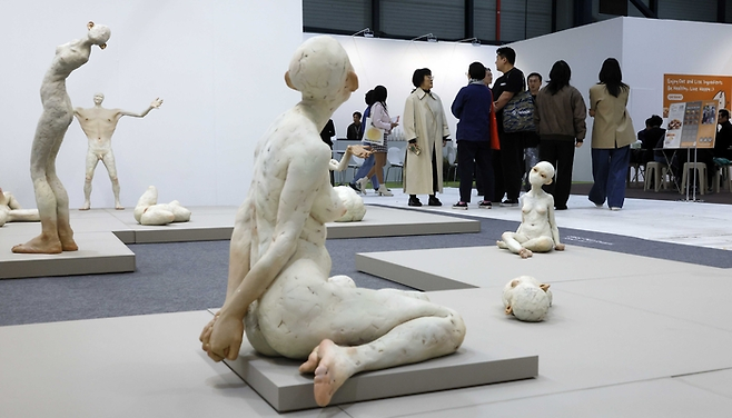 ‘아트 오앤오’에서 조각가 최수앙의 특별전을 통해 전시된 인체 조각 연작들. 김호영 기자
