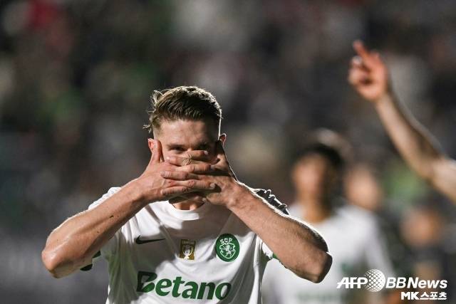 갈라스의 경고에도 아스날은 요케레스 측과 벌써 접촉한 상황이다. 물론 요케레스에게만 집중하고 있는 건 아니다. 알렉산더 이삭, 베냐민 세슈코 등 또 다른 괴물들에게 관심을 보이고 있다. 사진=AFPBBNews=News1