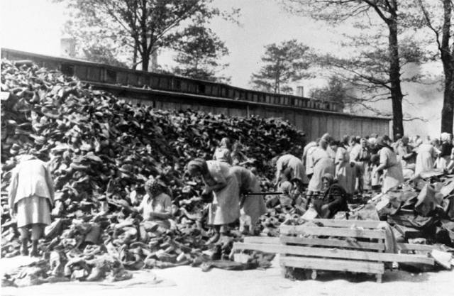 ▲ 아우슈비츠 이송돼온 사람들의 물품을 쌓아둔 지역. 수감자들은 물자가 풍부하다는 뜻에서 그곳을 ‘캐나다’로 불렀다. ⓒ친위대 소속 사진사 Bernhardt Walter, Ernst Hofmann, 위키미디어