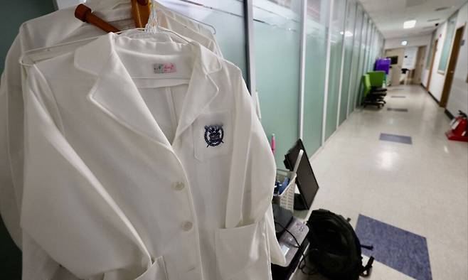 지난 17일 서울의 한 의과대학에 가운이 걸려있다. 뉴시스