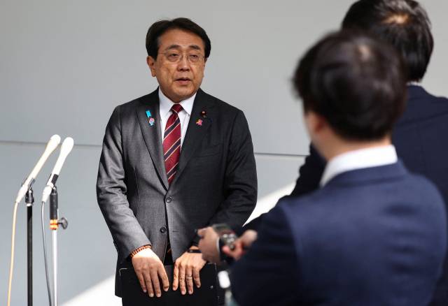 미국과의 통상 협상을 마치고 18일 귀국한 일본의 아카자와 료세이 경제재생상이 하네다 공항에서 기자들의 질문에 답하고 있다. 로이터연합뉴스