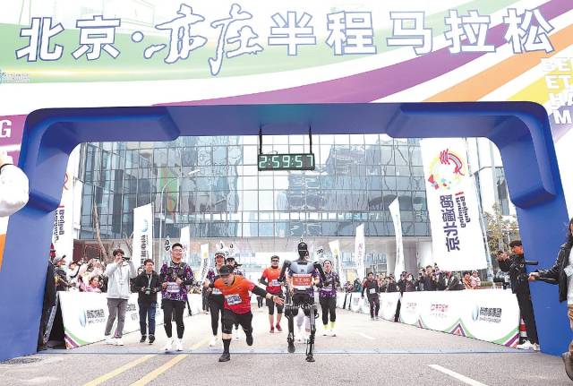 2024년 개최된 베이징 이좡 하프 마라톤 대회에 페이스메이커로 참가한 휴머노이드 로봇이 골인 지점을 통과하고 있다. 바이두 캡쳐
