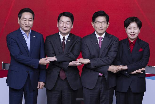 4월19일 서울 강서구 ASSA아트홀에서 열린 국민의힘 제21대 대통령 후보자 1차 경선 토론회에서 A조 후보들이 시작 전 기념 촬영을 하고 있다. 왼쪽부터 유정복, 안철수, 김문수, 양향자 후보 ⓒ연합뉴스
