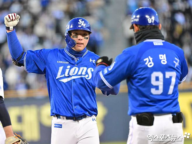 삼성 라이온즈 김영웅이 정규시즌 경기에서 안타를 친 뒤 세리머니하고 있다. 엑스포츠뉴스 DB