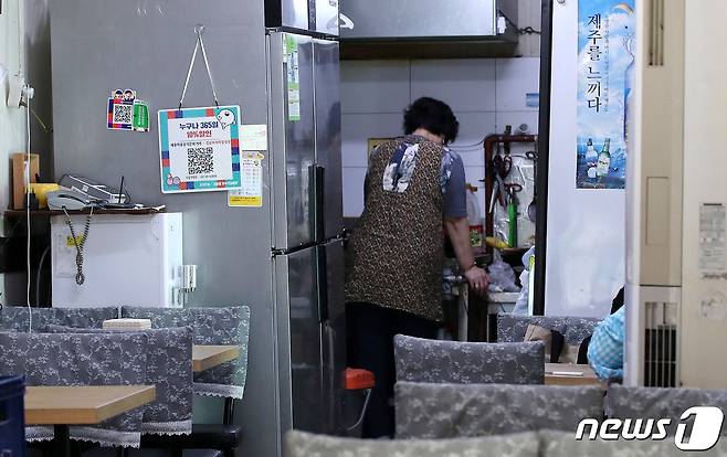 서울의 한 식당에서 소상공인이 장사를 준비하고 있다. 2022.6.9/뉴스1 ⓒ News1 박지혜 기자