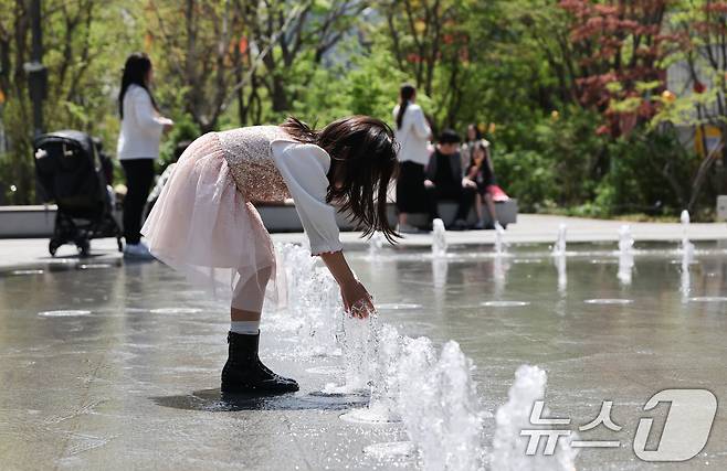 봄철 마지막 절기 곡우(穀雨)인 20일 서울 광화문광장에서 한 어린이가 바닥분수을 만져보고 있다. 기상청은 오늘 전국날씨 낮최고기온 서울 24도, 대전 25도, 광주 27도, 강릉 17 도, 대구 21도, 부산 17도를 기록하며 봄날씨 예보했다.2025.4.20/뉴스1 ⓒ News1 허경 기자
