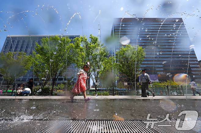 봄철 마지막 절기 곡우(穀雨)인 20일 서울 광화문광장에서 시민과 관광객들이 분수터널을 지나고 있다. 2025.4.20/뉴스1 ⓒ News1 허경 기자