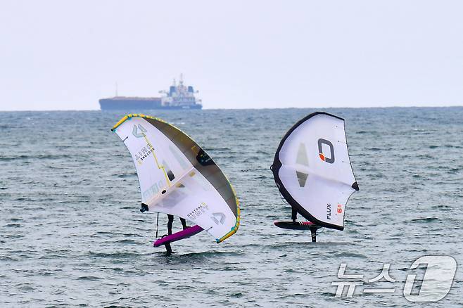 20일 오후 경북 포항시 송도해수욕장에서 윙포일 동호인들이 파도를 타고 있다. 2025.4.20/뉴스1 ⓒ News1 최창호 기자