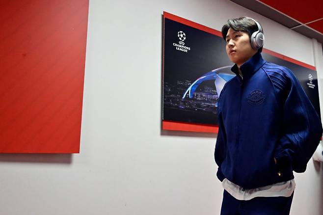 이강인의 잉글랜드 프리미어리그 이적은 쉽지 않을 전망이다. 파리 생제르망(PSG)에서 좀처럼 기회를 부여받지 못하고 있는데도 구단에서는 재계약을 원한다는 이야기가 전해졌다.
이강인 입장에서는 뛸 수 있는 팀으로 이동하는 게 가장 좋은 선택이다. 재계약하게 된다면 다음 시즌 주전급의 출전 기회를 보장받을 필요가 있다.
구단은 이강인의 다재다능한 포지션 소화 능력을 높게 평가하는 것으로 보인다. 주전 선수들이 부상으로 이탈할 경우 이강인이 빈자리를 채울 수 있다고 보고 있다. 또한 이강인은 아시아 시장 마케팅을 위해서도 팀에 남겨야 하는 선수로 분류된다. 사진=SNS