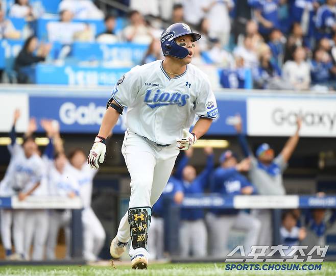 19일 대구 라이온즈파크에서 열린 롯데-삼성전. 2회말 무사 김영웅이 솔로포를 친 후 타구를 바라보고 있다. 대구=정재근 기자 cjg@sportschosun.com/2025.4.19/