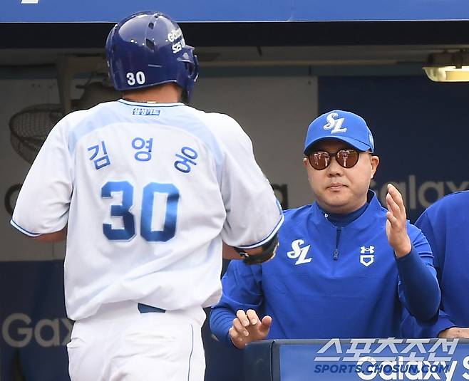 19일 대구 라이온즈파크에서 열린 롯데-삼성전. 2회말 무사 김영웅이 솔로포를 친 후 박진만 감독의 환영을 받고 있다. 대구=정재근 기자 cjg@sportschosun.com/2025.4.19/