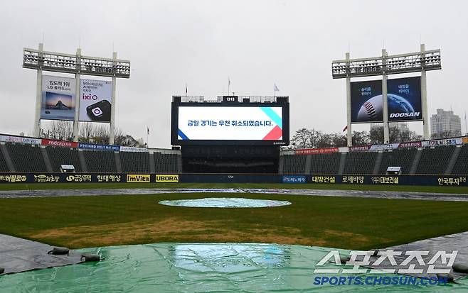 5일 잠실야구장에서 열릴 예정이던 KIA-LG 경기가 우천으로 취소됐다. 전광판에 우천 취소에 대한 안내가 나타나고 있다. 잠실=허상욱 기자 wook@sportschosun.com/2025.04.05/