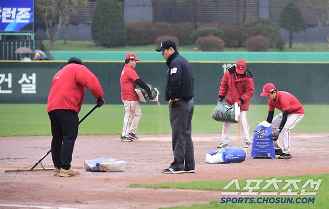 19일 인천 SSG랜더스필드에서 열린 KBO리그 SSG와 LG의 경기. 4회초 우천으로 경기를 중단됐다. 그라운드 정비를 하고 있는 경기장 진행 요원들. 인천=송정헌 기자songs@sportschosun.com/2025.04.19/