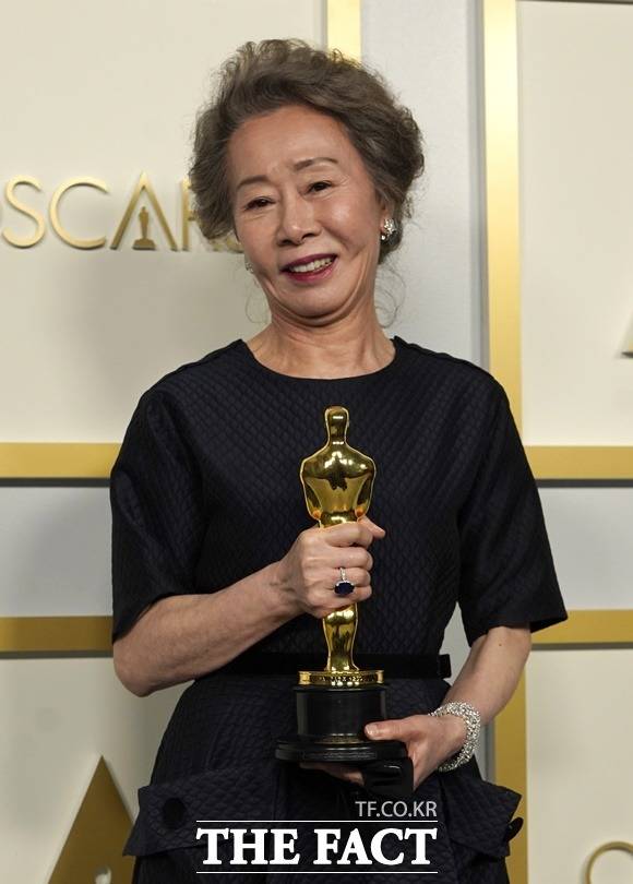 배우 윤여정이 영화 '결혼 피로연'을 홍보하는 인터뷰에서 첫째 아들이 동성애자임을 밝혔다. 사진은 윤여정이 지난 2021년 오스카 트로피를 받은 모습이다. /로스앤젤레스=AP.뉴시스