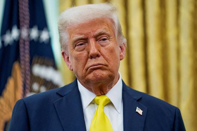 2025년 4월 18일(현지시각) 미국 워싱턴 D.C. 백악관 오벌 오피스에서 열린 메흐메트 오즈 미 보건복지부 산하 메디케어·메디케이드 서비스국(CMS) 국장 선서식에 참석한 도널드 트럼프 미국 대통령이 발언을 경청하고 있다./연합뉴스