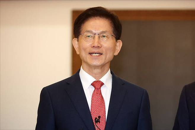 21대 대선 국민의힘 예비후보로 나선 김문수 전 고용노동부 장관이 지난 15일 오전 서울 마포구 박정희대통령기념관에서 박정희 전 대통령 동상 건립 등 현안 관련해 이철우 경북도지사와 회동을 하고 있다. ⓒ데일리안 홍금표 기자