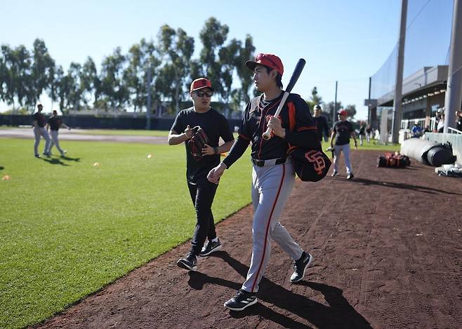 샌프란시스코 이정후(오른쪽)와 작년부터 이정후의 통역을 맡고 있는 한동희 씨. 샌프란시스코 제공