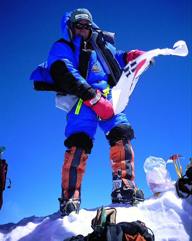 엄홍길 대장이 히말라야 에베레스트 정상에 오른 뒤 태극기를 펼쳐보이고 있다. 엄홍길휴먼재단 제공