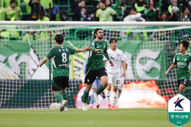전북 콤파뇨(가운데)가 13일 전주월드컵경기장에서 열린 제주와의 K리그1 8라운드 중 동점 골을 넣고 환호하고 있다. 사진=프로축구연맹
