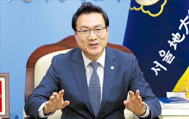 조순열 신임 서울지방변호사회장이 20일 본지와의 인터뷰에서 “변호사 시험 합격자를 현 수준보다 줄이는 것이 최우선 과제”라고 강조하고 있다. 이솔 기자