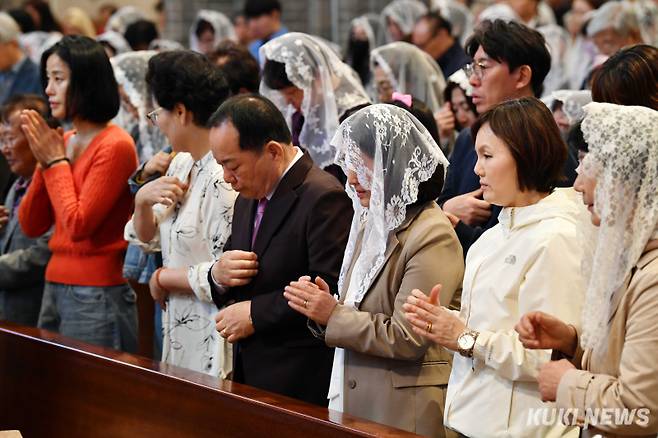 예수의 고난과 부활의 의미를 되새기는 부활절을 맞아 20일 서울 명동 성당에서 열린 ‘주님 부활 대축일 미사’에 참석한 신자들이 경건한 마음으로 미사를 드리고 있다.