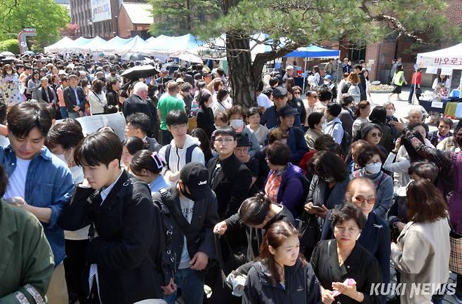 부활절인 20일 서울 중구 명동성당에서 신도들이 ‘예수 부활 대축일’ 미사에 참석하기 위해 줄지어 서있다.