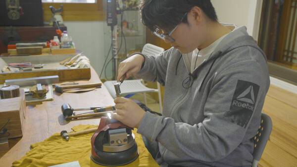 경기도 무형유산 ‘입사장’ 전수자인 박승준씨(22)가 정과 망치로 쪼음질 작업을 하고 있다. 민경찬PD