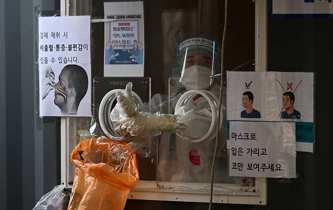 서울역 광장 임시선별검사소의 한 의료진이 PCR 검사를 하기 위해 시민을 기다리고 있다. 박해묵 기자