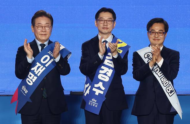 더불어민주당 이재명, 김경수, 김동연 대선 경선 후보가 19일 충북 청주체육관에서 열린 제21대 대통령선거 후보자 선출을 위한 충청권 합동연설회에서 기념촬영을 하고 있다. 뉴스1