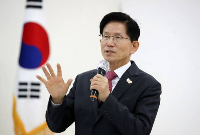 국민의힘 김문수 대선 경선 후보가 20일 대구·경북 당사에서 열린 지역 의원 간담회에서 발언하고 있다. 뉴스1