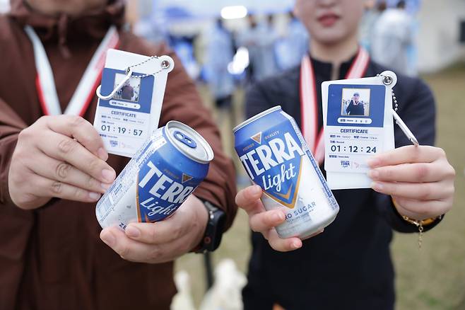 하이트진로는 19일 ‘2025 MBN 선셋마라톤 in 영종’에 공식 협찬 브랜드로 참여해, 완주자들에게 ‘테라 라이트’ 제품과 함께 기록증 카드를 발급했다.하이트진로 제공
