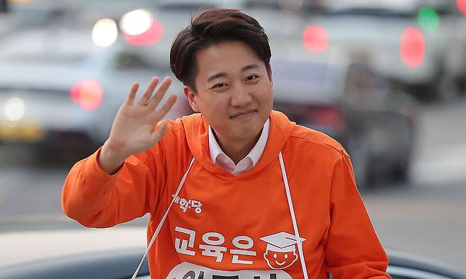 개혁신당 대선 후보인 이준석 의원이 지난 18일 서울 강남구 은마아파트 입구 사거리에서 퇴근길 인사를 하고 있다. 연합뉴스