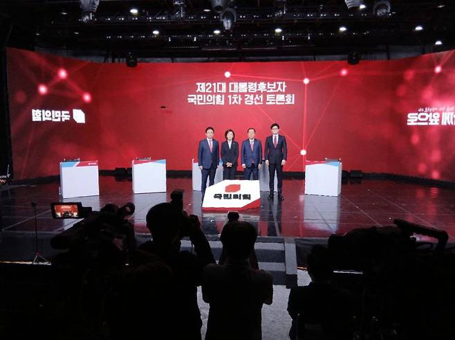 4월20일, 국민의힘 대선후보 1차 경선 토론회에 참석한 이철우,나경원, 홍준표, 한동훈 후보(왼쪽부터)가 시작에 앞서 단체 사진 촬영에 임하고 있다. ⓒ시사IN 김수혁