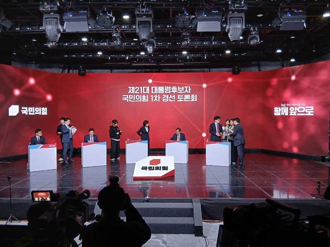 4월20일 국민의힘 대선후보 1차 경선 토론회 시작 직전 후보들이 각자 자리에서 준비하고 있는 모습. ⓒ시사IN 김수혁