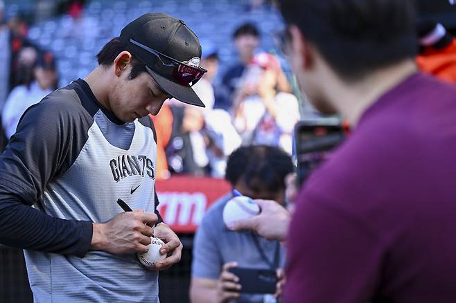 샌프란시스코 이정후가 20일 LA 에인절스 원정경기를 앞두고 팬들에게 사인을 하고 있다. 로이터연합뉴스