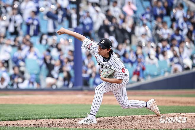 롯데 자이언츠 정철원이 20일 대구 삼성 라이온즈전에 구원 등판해 역투하고 있다. 롯데 자이언츠