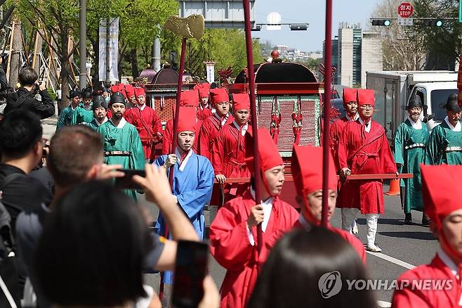 조선 왕실 신주, 다시 종묘 정전으로 (서울=연합뉴스) 임화영 기자 = 20일 서울 종로구 창덕궁에서 종묘 정전까지 조선 왕과 왕비, 대한제국 황제와 황후의 신주 환안 행렬이 이동하고 있다. 2025.4.20 hwayoung7@yna.co.kr